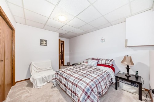 142 Edgeview Road Nw, Calgary, AB - Indoor Photo Showing Bedroom