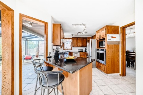 142 Edgeview Road Nw, Calgary, AB - Indoor Photo Showing Kitchen