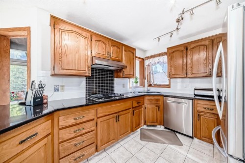 142 Edgeview Road Nw, Calgary, AB - Indoor Photo Showing Kitchen