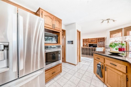 142 Edgeview Road Nw, Calgary, AB - Indoor Photo Showing Kitchen