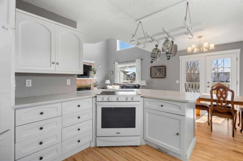 27 Henderson Road Ne, Langdon, AB - Indoor Photo Showing Kitchen