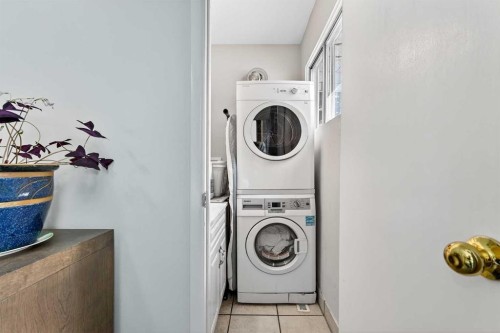 1323 University Drive Nw, Calgary, AB - Indoor Photo Showing Laundry Room