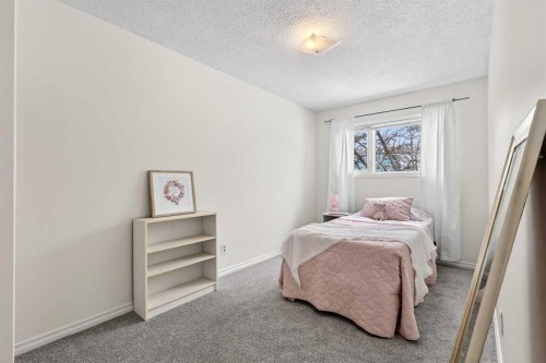 1323 University Drive Nw, Calgary, AB - Indoor Photo Showing Bedroom