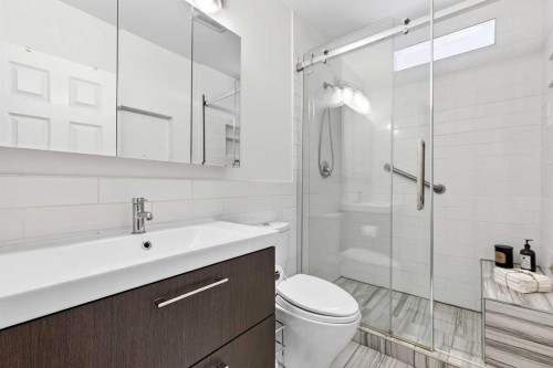 1323 University Drive Nw, Calgary, AB - Indoor Photo Showing Bathroom