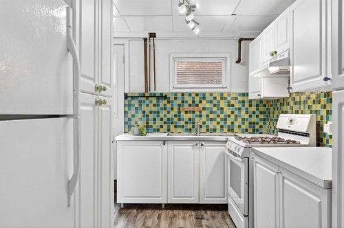 1323 University Drive Nw, Calgary, AB - Indoor Photo Showing Kitchen