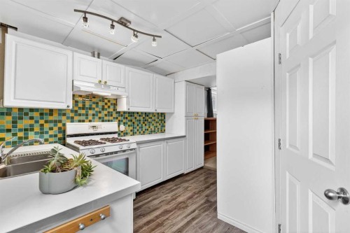 1323 University Drive Nw, Calgary, AB - Indoor Photo Showing Kitchen