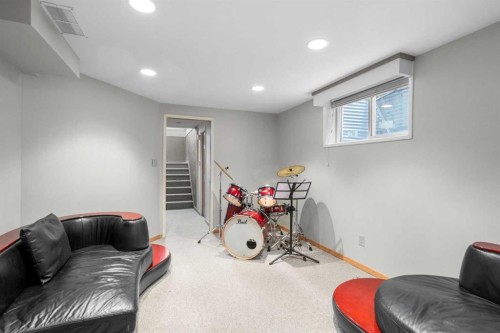 104 Midland Crescent Se, Calgary, AB - Indoor