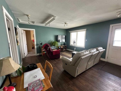 2123 16 Avenue, Didsbury, AB - Indoor Photo Showing Living Room