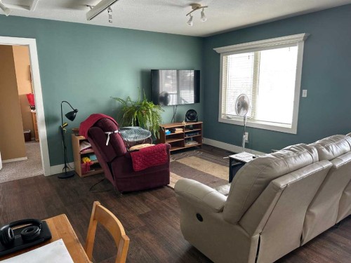 2123 16 Avenue, Didsbury, AB - Indoor Photo Showing Living Room