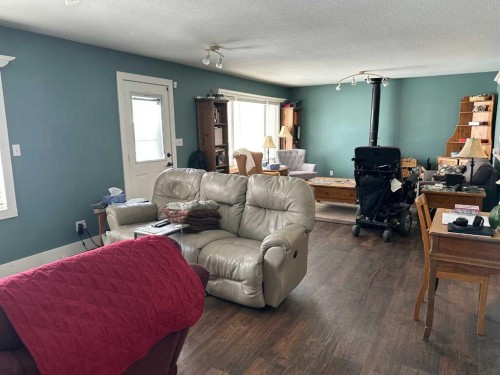 2123 16 Avenue, Didsbury, AB - Indoor Photo Showing Living Room