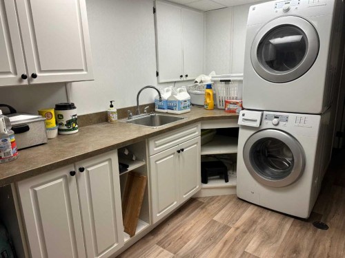 2123 16 Avenue, Didsbury, AB - Indoor Photo Showing Laundry Room