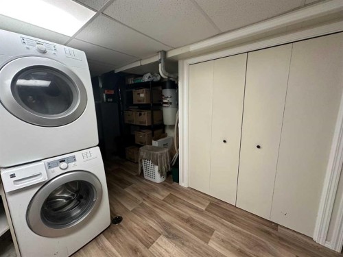 2123 16 Avenue, Didsbury, AB - Indoor Photo Showing Laundry Room