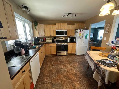 2123 16 Avenue, Didsbury, AB - Indoor Photo Showing Kitchen With Double Sink