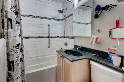 720 22 Avenue Nw, Calgary, AB - Indoor Photo Showing Bathroom