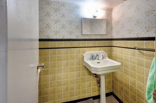 720 22 Avenue Nw, Calgary, AB - Indoor Photo Showing Bathroom