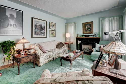720 22 Avenue Nw, Calgary, AB - Indoor Photo Showing Living Room With Fireplace