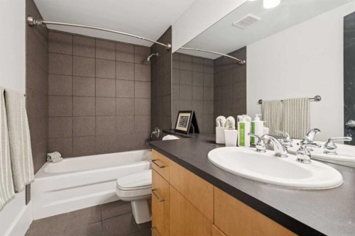 3834 1A Street Sw, Calgary, AB - Indoor Photo Showing Bathroom