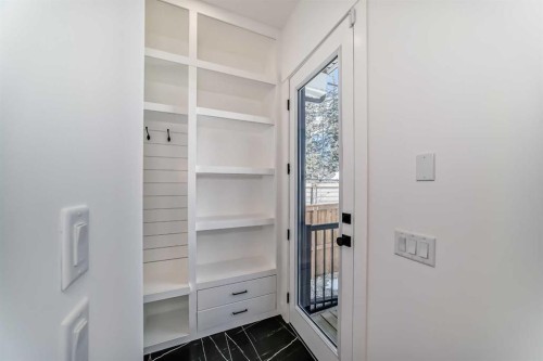 515 34A Street Nw, Calgary, AB - Indoor With Storage