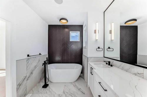 515 34A Street Nw, Calgary, AB - Indoor Photo Showing Bathroom
