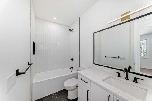 515 34A Street Nw, Calgary, AB - Indoor Photo Showing Bathroom