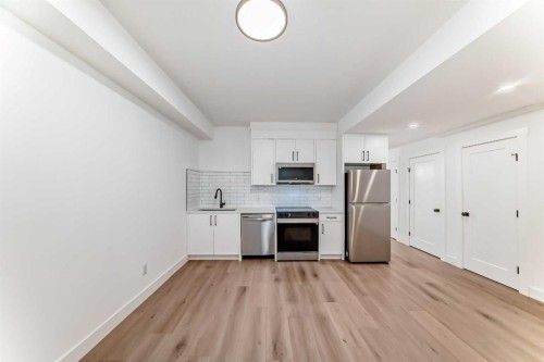 515 34A Street Nw, Calgary, AB - Indoor Photo Showing Kitchen With Stainless Steel Kitchen