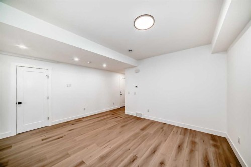 515 34A Street Nw, Calgary, AB - Indoor Photo Showing Other Room