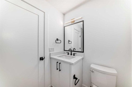 515 34A Street Nw, Calgary, AB - Indoor Photo Showing Bathroom