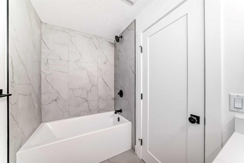 515 34A Street Nw, Calgary, AB - Indoor Photo Showing Bathroom