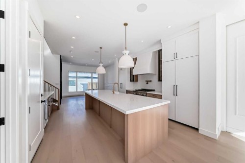 515 34A Street Nw, Calgary, AB - Indoor Photo Showing Kitchen With Upgraded Kitchen