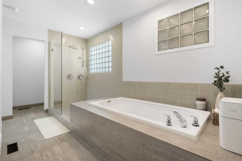 4 Varview Place Nw, Calgary, AB - Indoor Photo Showing Bathroom