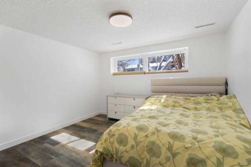 4 Varview Place Nw, Calgary, AB - Indoor Photo Showing Bedroom