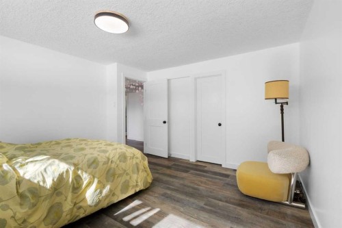 4 Varview Place Nw, Calgary, AB - Indoor Photo Showing Bedroom