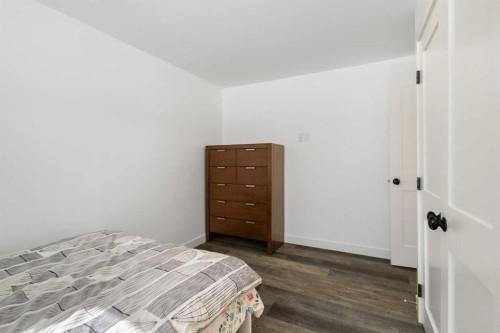 4 Varview Place Nw, Calgary, AB - Indoor Photo Showing Bedroom