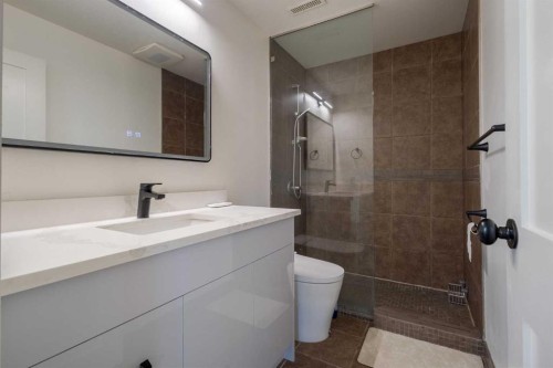 4 Varview Place Nw, Calgary, AB - Indoor Photo Showing Bathroom