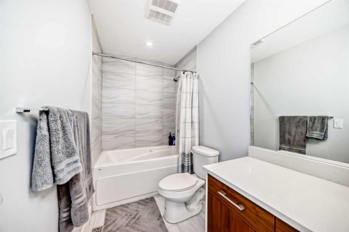4640 15 Avenue Nw, Calgary, AB - Indoor Photo Showing Bathroom