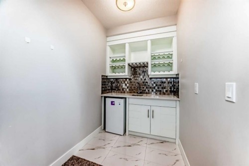 4640 15 Avenue Nw, Calgary, AB - Indoor Photo Showing Other Room