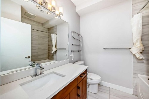 4640 15 Avenue Nw, Calgary, AB - Indoor Photo Showing Bathroom
