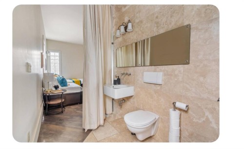 714 7 Avenue Ne, Calgary, AB - Indoor Photo Showing Bathroom