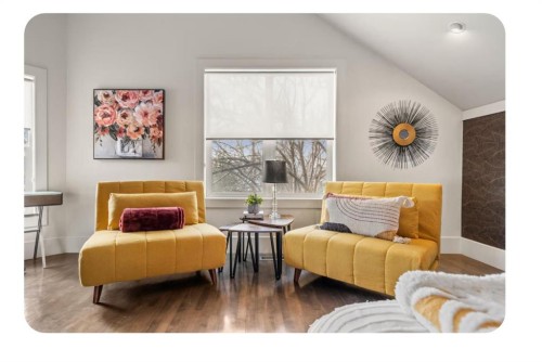 714 7 Avenue Ne, Calgary, AB - Indoor Photo Showing Living Room