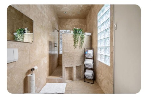 714 7 Avenue Ne, Calgary, AB - Indoor Photo Showing Bathroom