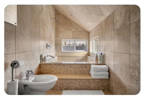714 7 Avenue Ne, Calgary, AB - Indoor Photo Showing Bathroom
