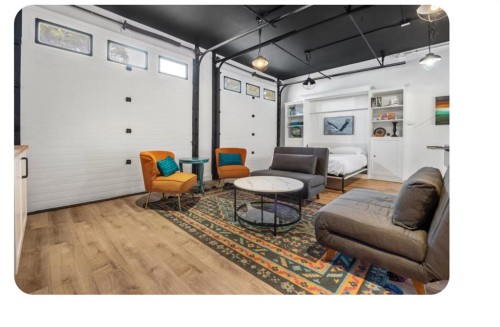 714 7 Avenue Ne, Calgary, AB - Indoor Photo Showing Garage