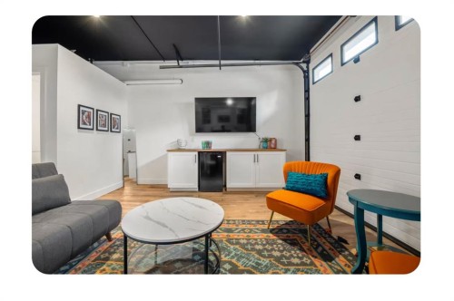 714 7 Avenue Ne, Calgary, AB - Indoor Photo Showing Living Room