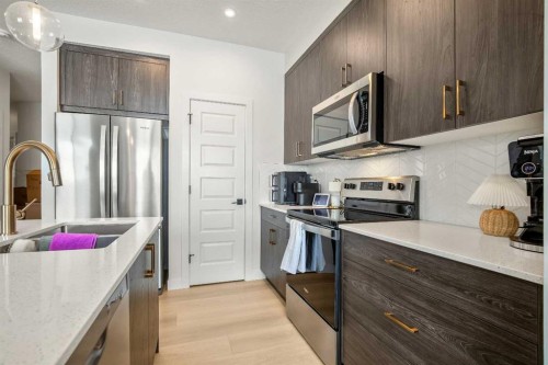 3085 Key Drive Sw, Airdrie, AB - Indoor Photo Showing Kitchen With Upgraded Kitchen