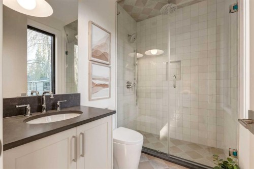 412 40 Avenue Sw, Calgary, AB - Indoor Photo Showing Bathroom