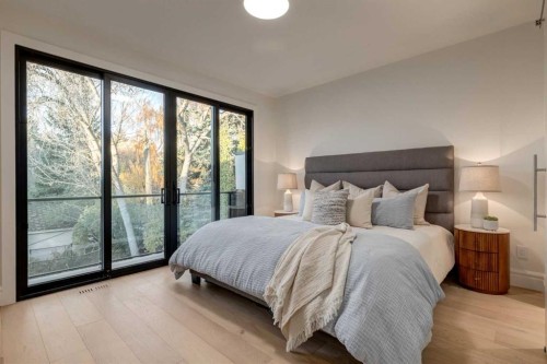 412 40 Avenue Sw, Calgary, AB - Indoor Photo Showing Bedroom