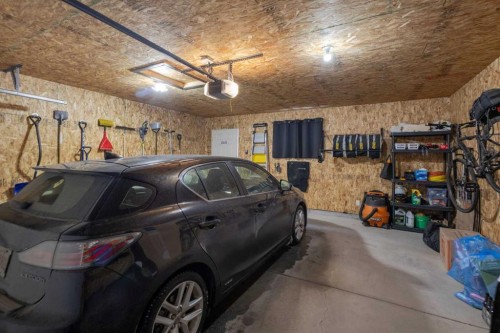45 Howse Street Ne, Calgary, AB - Indoor Photo Showing Garage