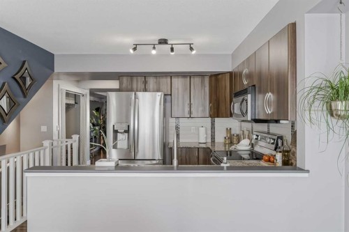10 Chaparral Ridge Park Se, Calgary, AB - Indoor Photo Showing Kitchen
