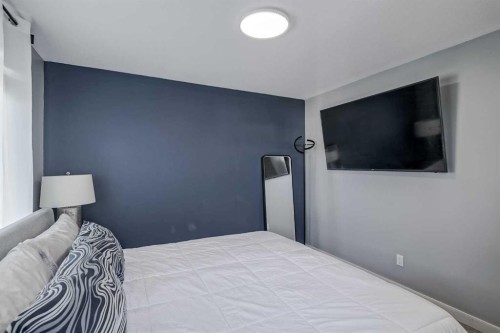 10 Chaparral Ridge Park Se, Calgary, AB - Indoor Photo Showing Bedroom