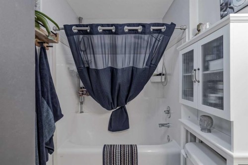 10 Chaparral Ridge Park Se, Calgary, AB - Indoor Photo Showing Bathroom